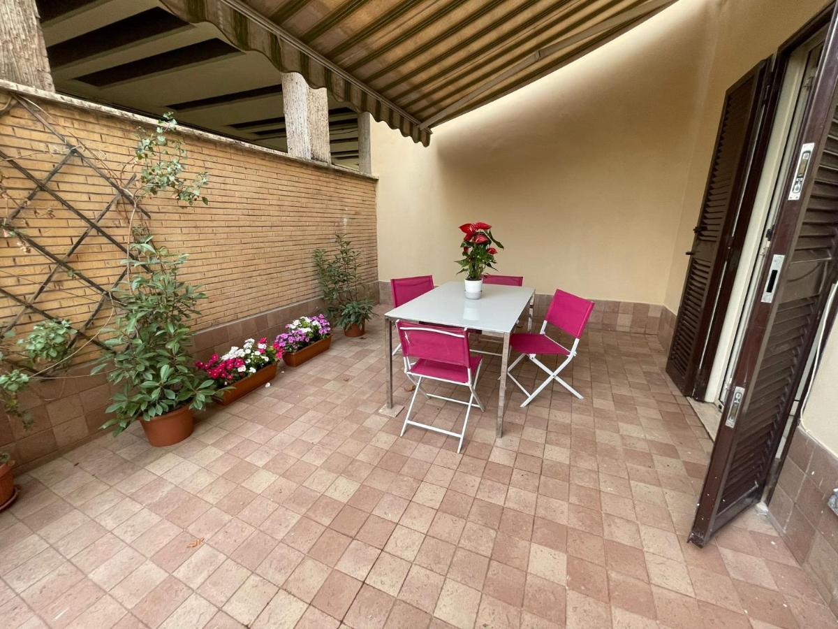 Flowers In Rome Exterior photo