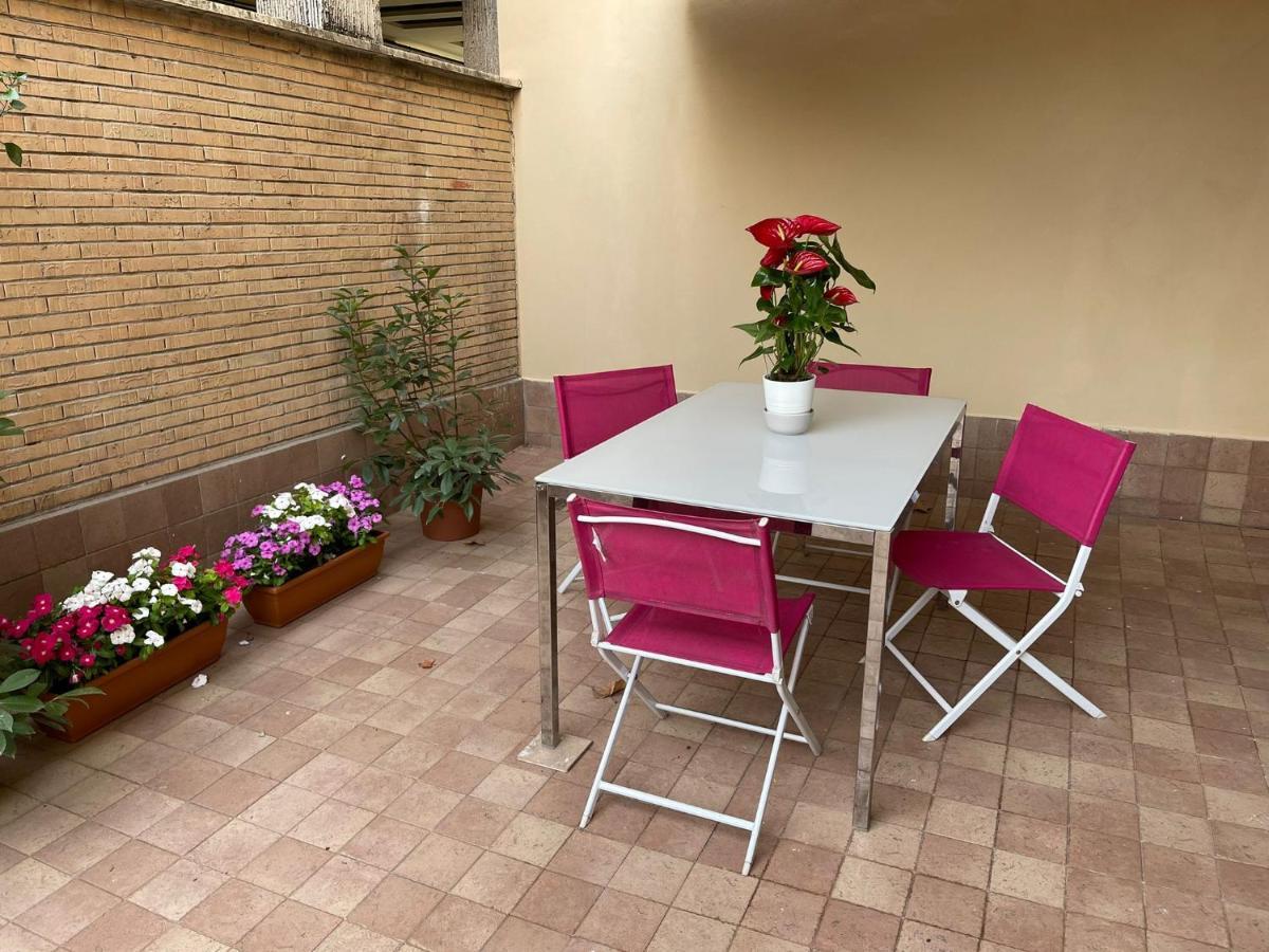 Flowers In Rome Exterior photo